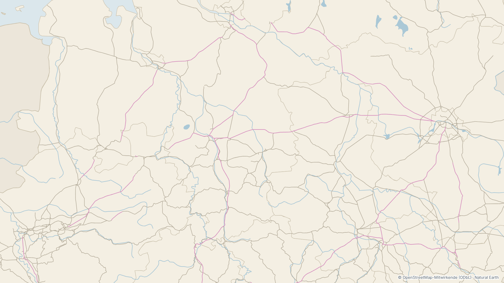 Karte von der niederländischen Grenze und dem Ruhrgebiet bis Berlin und Halle. Von Westen kommen ICE, IC und Güterzüge auf denselben Gleisen über Osnabrück und über Minden nach Hannover (Magenta und Blau im Wechsel), von Norden Güterzüge aus Bremen und Hamburg (Blau). Die ICE-Strecke über Wolfsburg ist gesperrt; ein Pfeil zeigt, dass die ICE über Braunschweig und Magdeburg ausweichen, wo sie sich die Gleise mit Güterzügen teilen. Ein zweiter Pfeil zeigt Güterzüge, die nach Süden über Göttingen, Eichenberg und Halle ausweichen, ein dritter, dass sie dafür zwischen Hannover und Barnten die S4-Gleise nutzen würden. Auf der S4 Hannover – Hildesheim steht ein rotes Kreuz: 2027 keine S4.